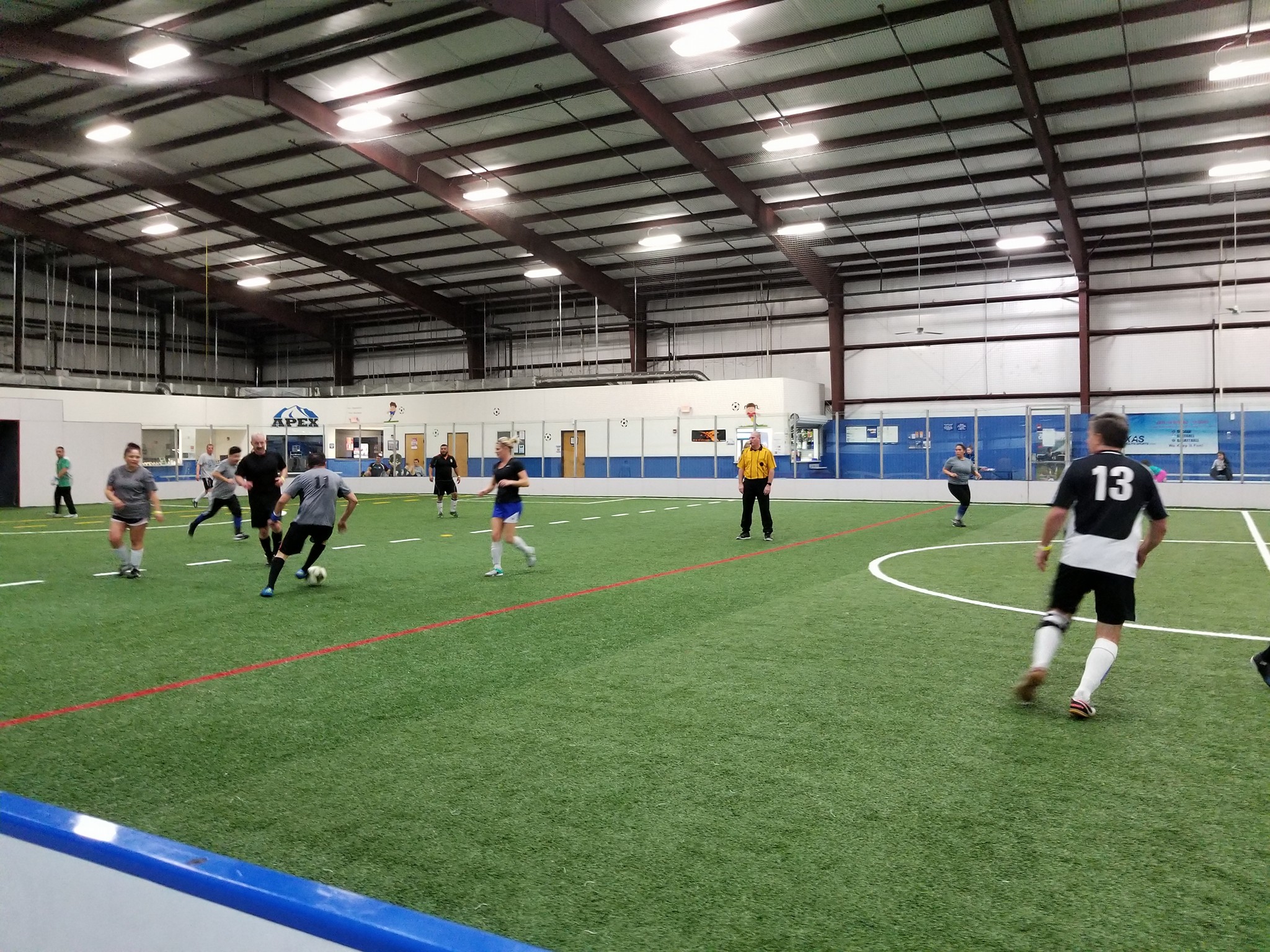 Gasvormig accessoires Geef rechten Lunchtime Soccer in North Texas - Apex Indoor Sports